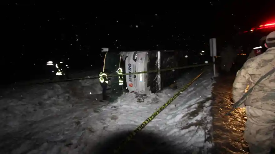 Yolcu otobüsü devrildi: 2 ölü, 19 yaralı
