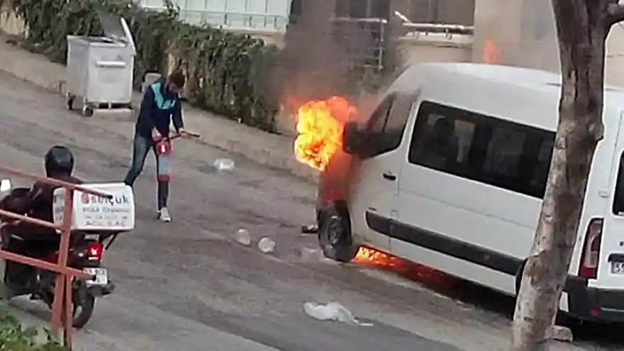 Öğrencileri taşıyan minibüs yolda alev alev yandı
