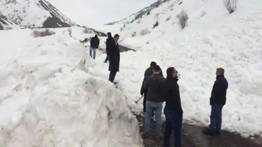 Karayoluna Çığ Düştü!
