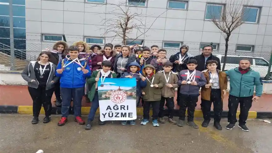 Ağrı'lı Yüzücülerden 64 Madalya