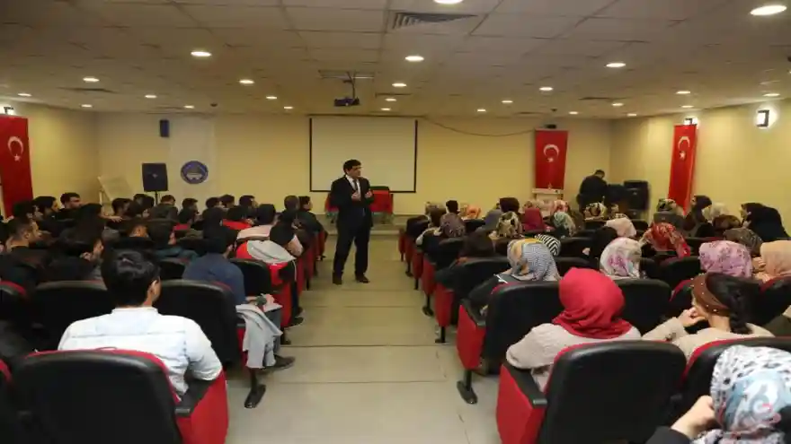 Rektör Alma, Kariyer Sohbetleri Etkinlinde Öğrencilerle Bir Araya Geldi