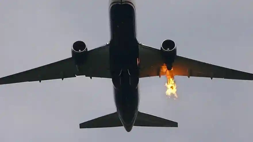 Tahran'da içerisinde 100 yolcu bulunan uçak alev aldı