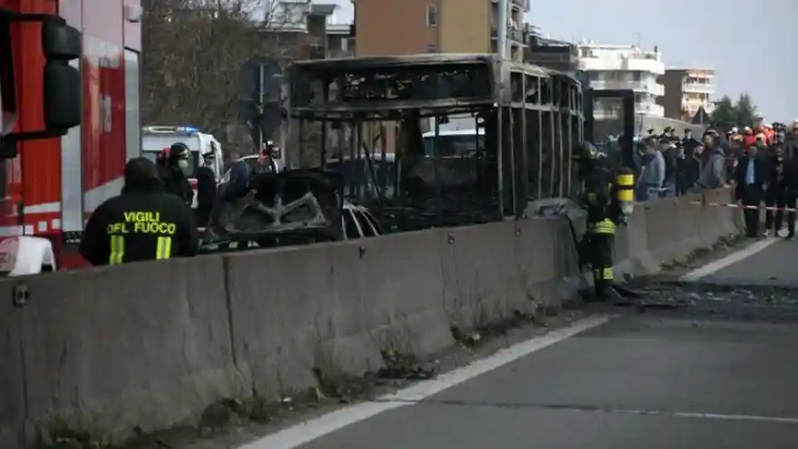 İçi öğrenci dolu olan otobüsü kaçırıp yaktı