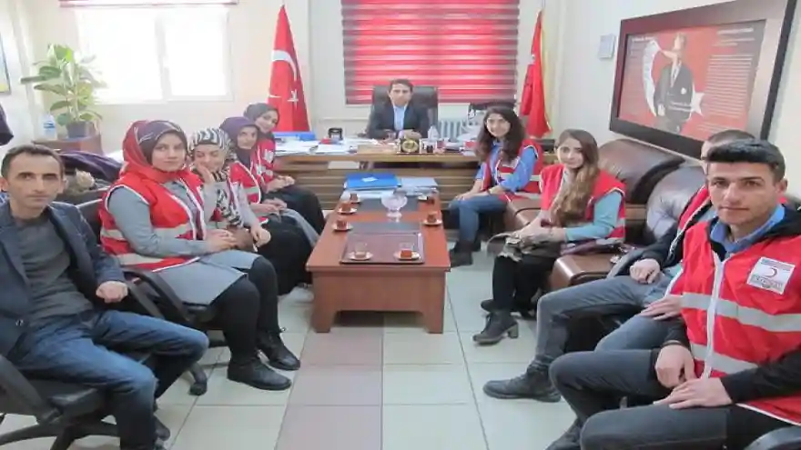 GENÇ KIZILAY EKİBİ AĞRI'DA SAĞLIKLI BESLENMEYİ ANLATIYOR