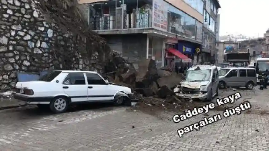 3 Araç Hurdaya Döndü  