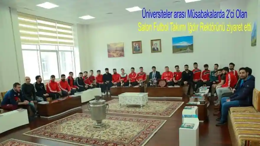 Üniversiteler arası Müsabakalarda 2'ci Olan Salon Futbol Takımı Iğdır Rektörünü ziyaret etti