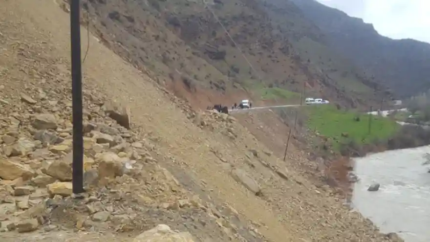 Heyelan Yolları Kapattı 