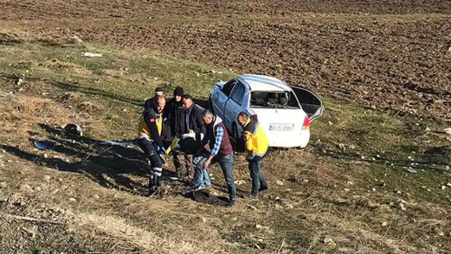 Otomobil Şarampole Uçtu, 2 Yaralı 