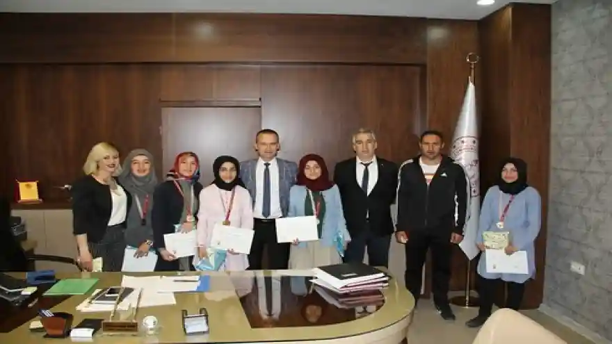 Ağrılı Satranç Şampiyonları Milli Eğitim Müdürü Tekin'i ziyaret etti.