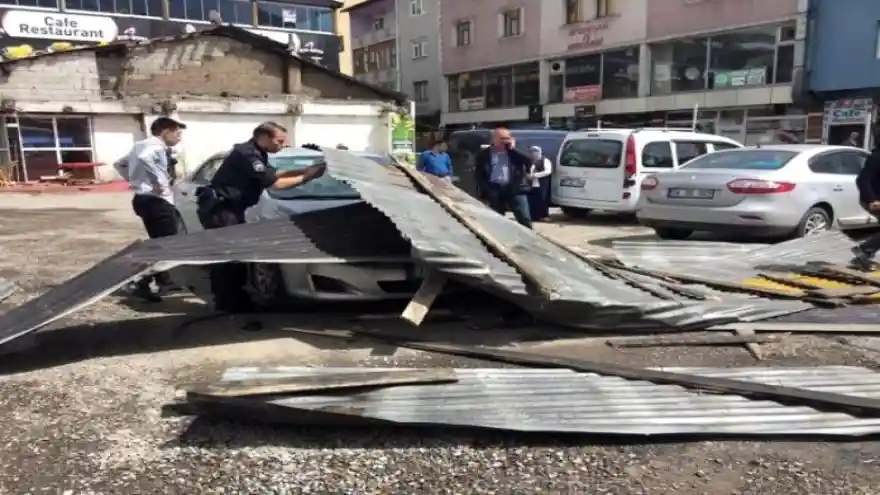 Ağrı'da fırtına çatıları uçurdu; 7 araç zarar gördü