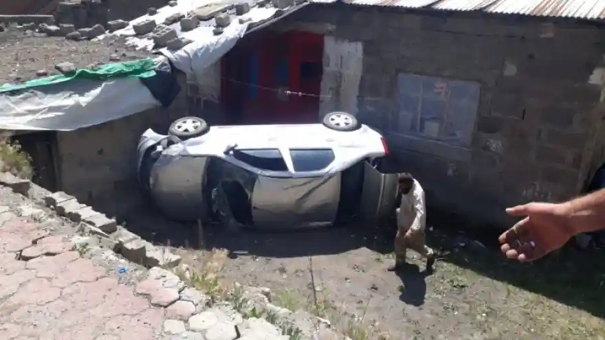 Ağrı'da otomobil 10 metre yükseklikten bahçeye uçtu