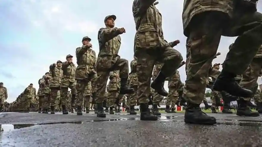 Askerlik süresi altı aya indi