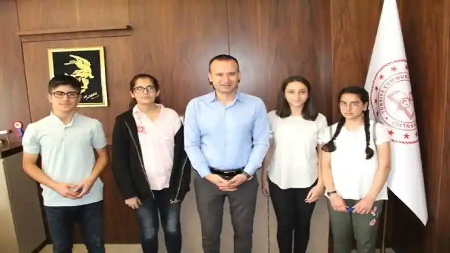 LGS'de derece yapan öğrencilerden Milli Eğitim Müdürü Tekin'e ziyaret