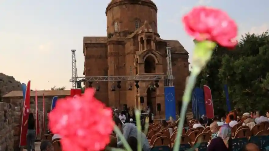 Akdamar Adası'nda çok dilli konser
