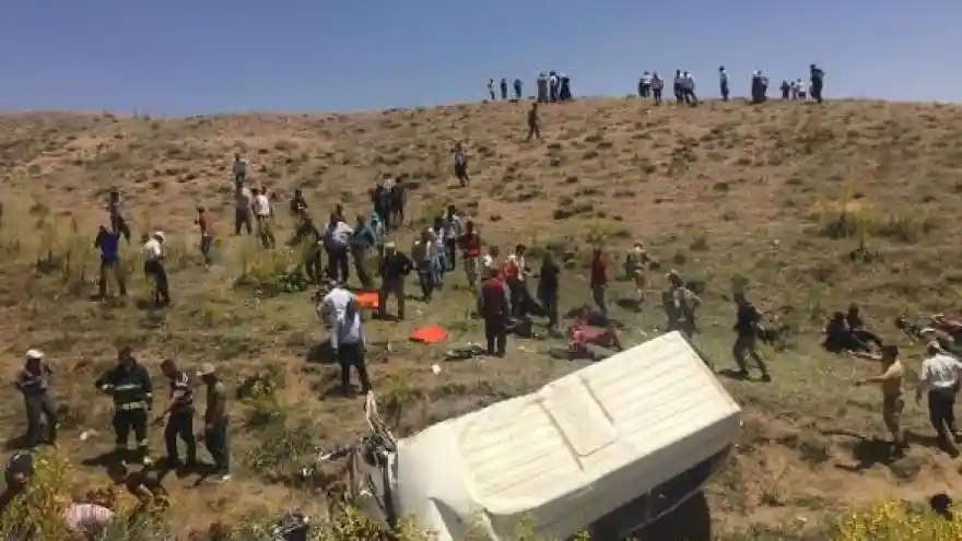 Van'da kaçak göçmenleri taşıyan minibüs devrildi: 14 ölü, 28 yaralı
