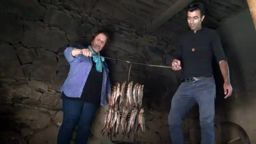 Sezonun ilk balıkları tandırda pişti.