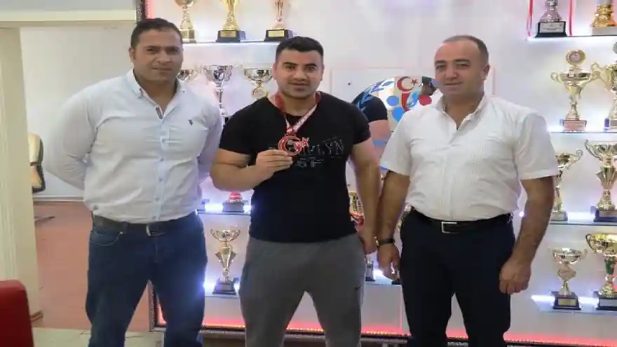Ağrı Gençlik ve Spor İl Müdür V.Cemil Budak, başarılı sporcuları tebrik etti.

