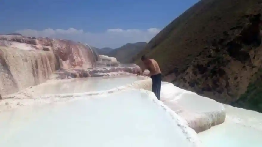 Doğa tutkunları kendi imkânlarıyla Başkale travertenlerine bakım yaptı 