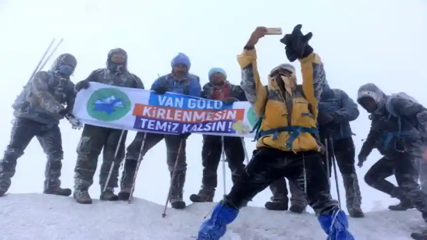 Ağrı Dağı'na tırmanan Vanlı dağcılar tipi ve fırtınaya yakalandı