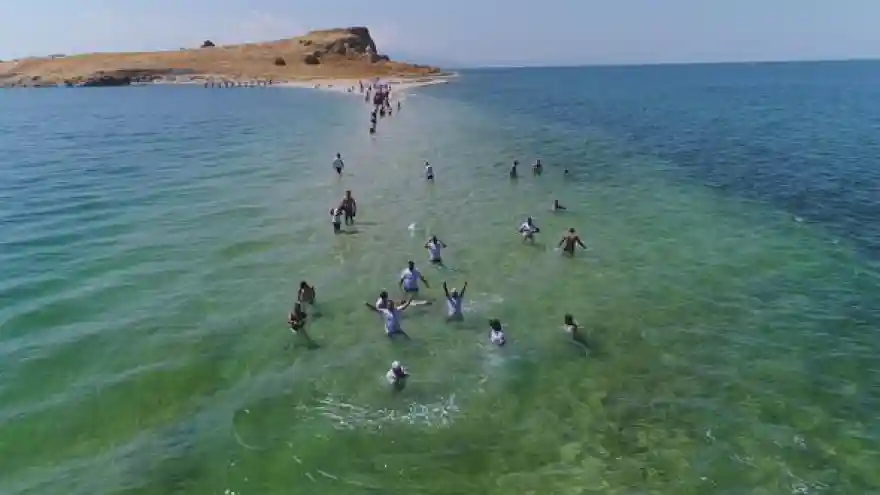 Yer Van Gölü... Yürüyerek gittiler