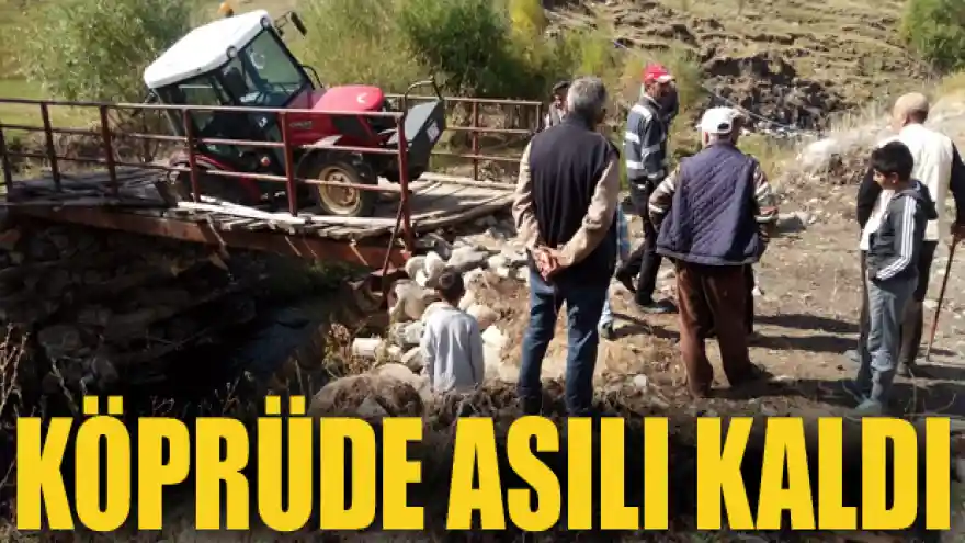 Traktör tahta köprüde asılı kaldı