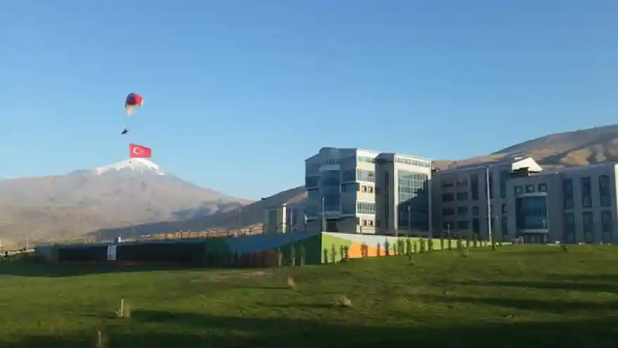 Iğdır'da İlk Yamaç Paraşütü Kursu Iğdır Üniversitesinde  Açıldı
