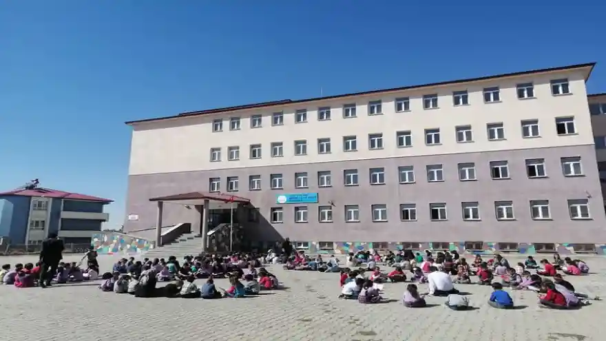 Ağrı'da Öğrenciler Kitap Okuyor, Fidanlar Hayat Buluyor
