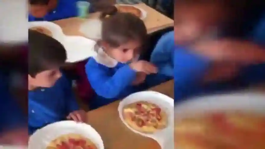 İlk kez pizza yiyen öğrencilerin mutluluğu! Sosyal medya onları konuşuyor