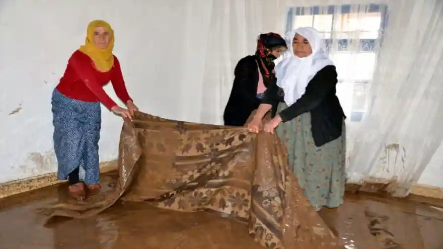 MUŞ'TA SEL: 3 YARALI
