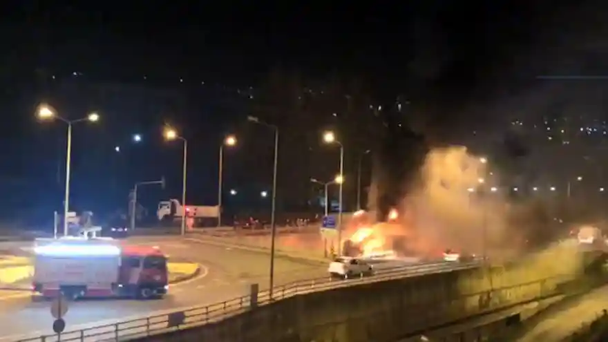 Seyir halindeki otobüs alev alev yandı
