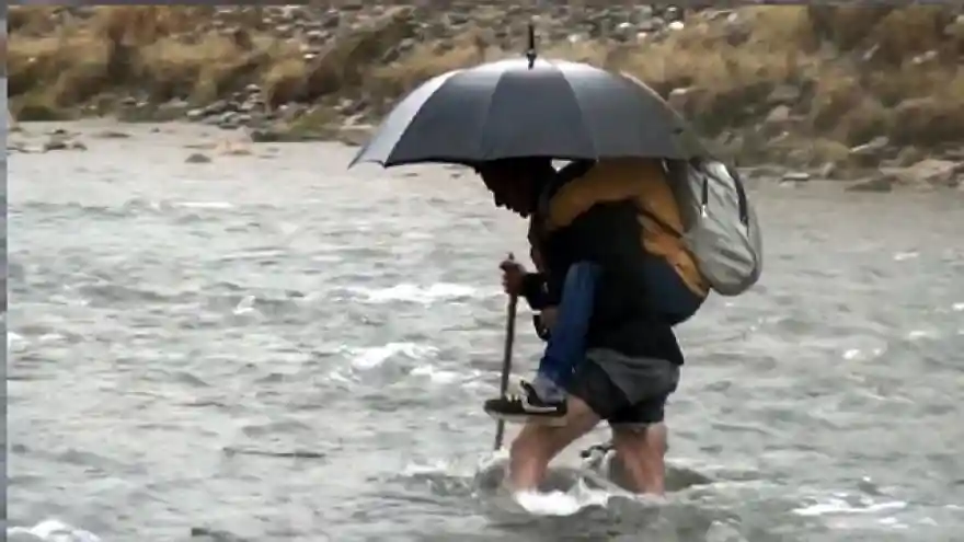 Dağları aşıp, sulardan geçerek çocuklarını okula götüren babaya müjde; köprü yapılacak