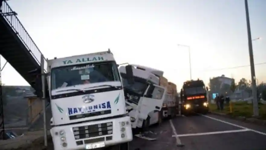 Ağrı'da İki Tır Çarpıştı: 2 Yaralı 