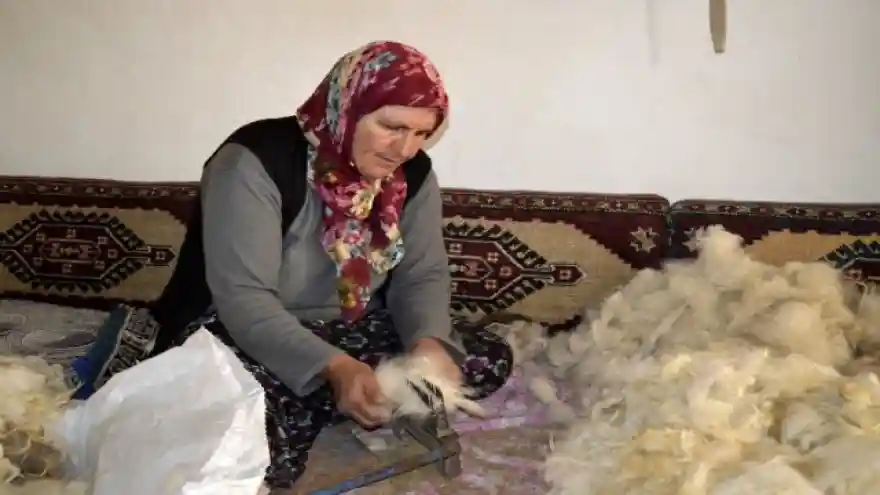 Yok olmaya yüz tutmuş yün eğirme geleneğini sürdürüyor