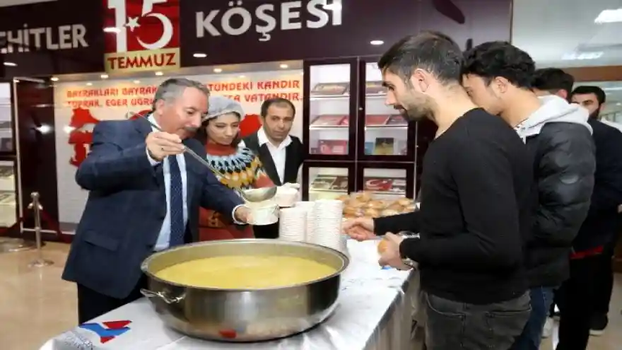 AİÇÜ'de sınavlara hazırlanan öğrencilere çorba ikram ediliyor