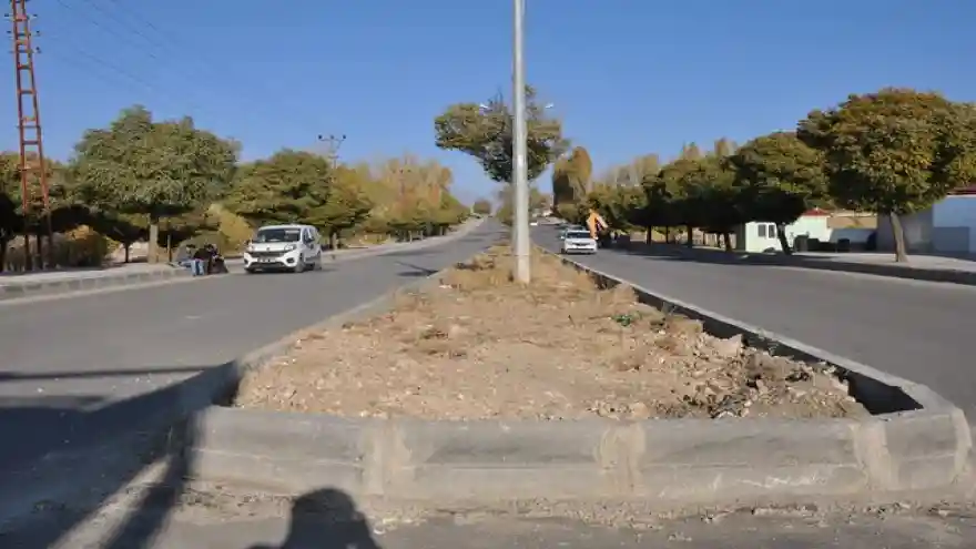 Erciş Belediyesi çevre düzenlemesi kapsamında orta refüj çalışması başlattı.