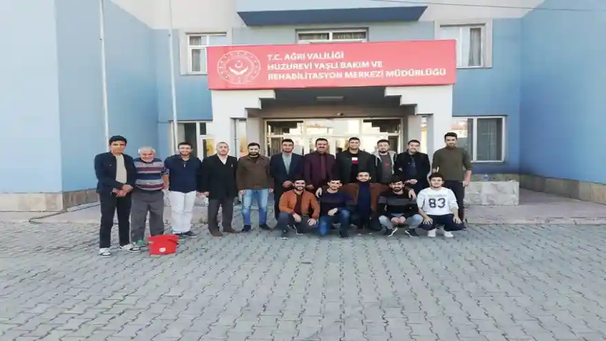 Ağrı Kyk'lı Gençlerden Huzur Evi Ziyareti