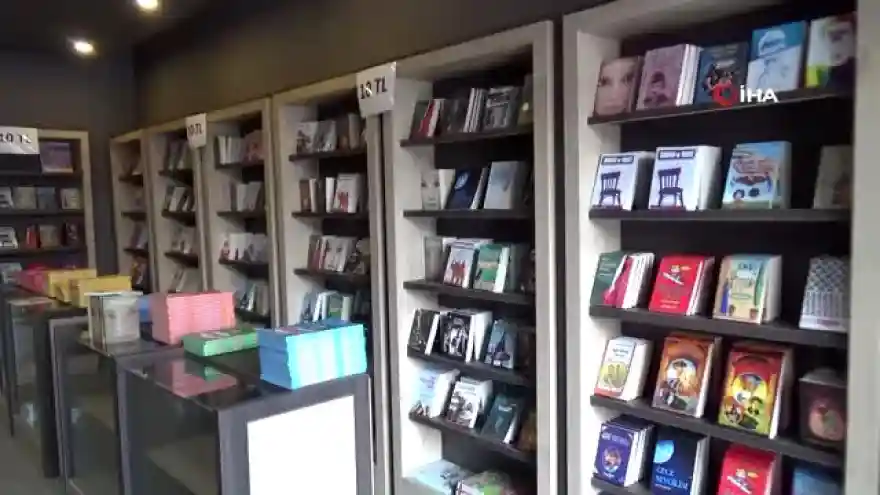 "Ben okuyamadım, gençler okusun" dedi, Iğdır'da kitap kafe açtı