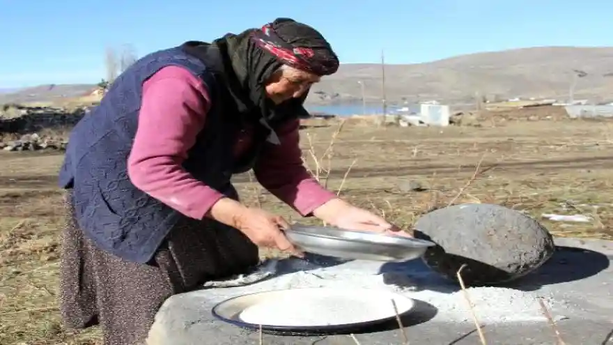 87 yaşındaki Faize nine, tuzu taştan çıkarıyor