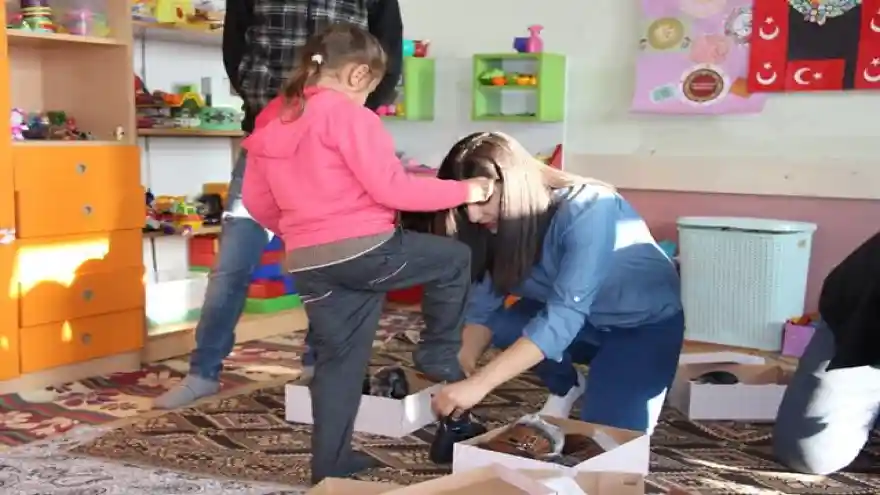 Küçük Çocukların Gönüllerini Isıttılar
