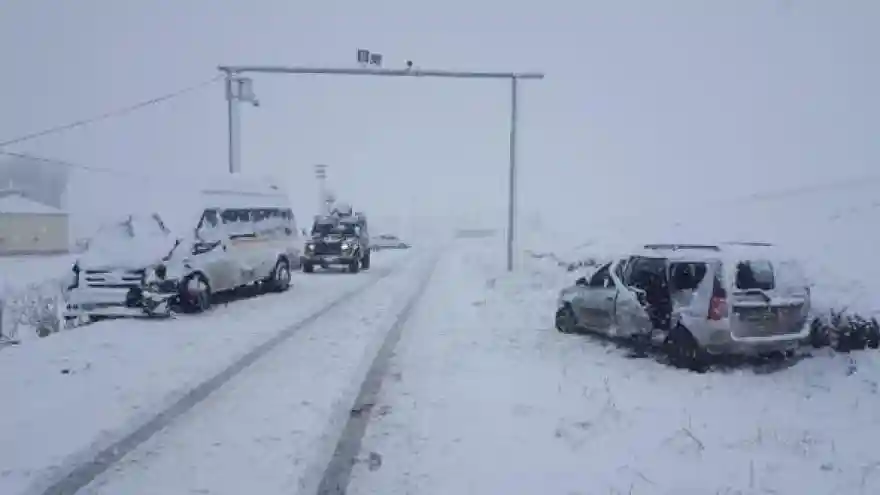 Öğretmenleri taşıyan servis minibüsü otomobille çarpıştı: 23 yaralı