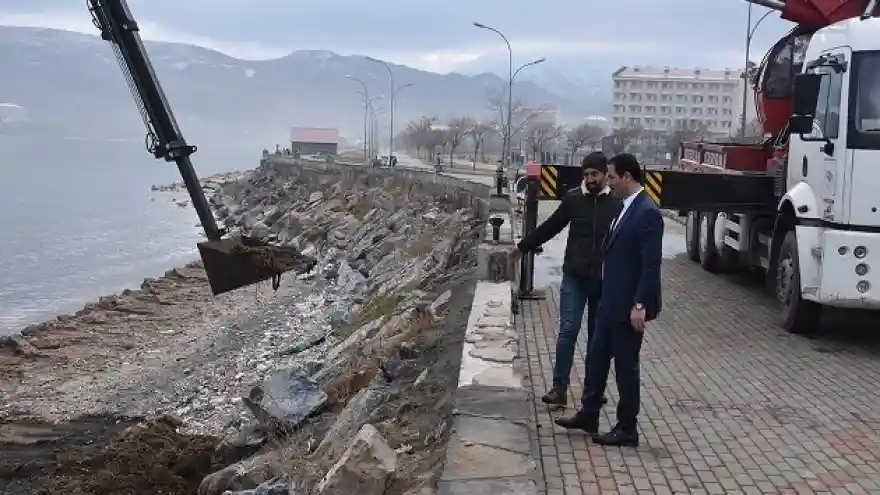 Tatvan Belediye Başkanı Mehmet Emin Geylani, sahil bandında başlatılan temizlik çalışmaları yerinde 