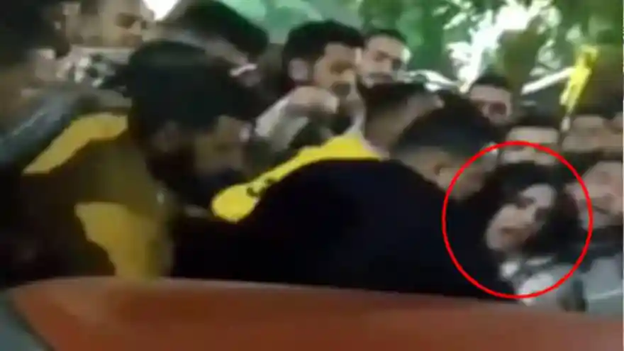 Aralarına aldıkları kadını defalarca taciz ettiler! 