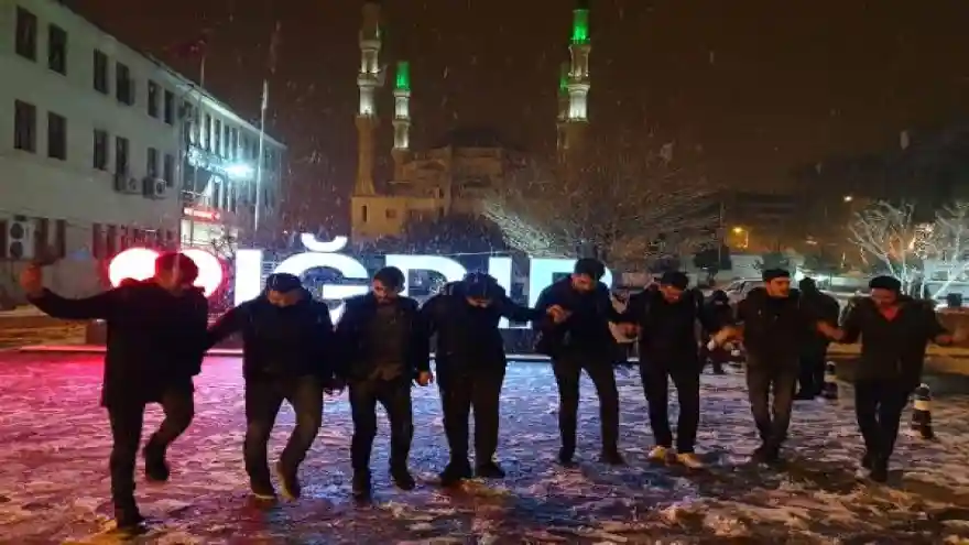 Iğdır'da mevsimin ilk kar yağışı altında halay çektiler