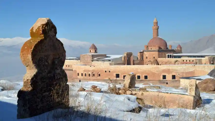 İSHAK PAŞA SARAYINDA  KIŞ GÜZELLİĞİ ZİYARETÇİ AKININA UĞRUYOR