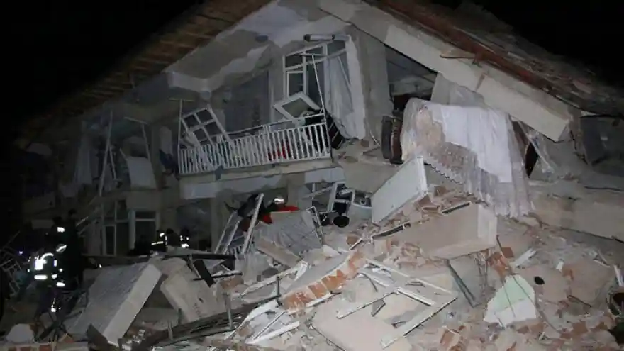 Son dakika haberler: Elazığ’da 6,8 büyüklüğünde deprem!