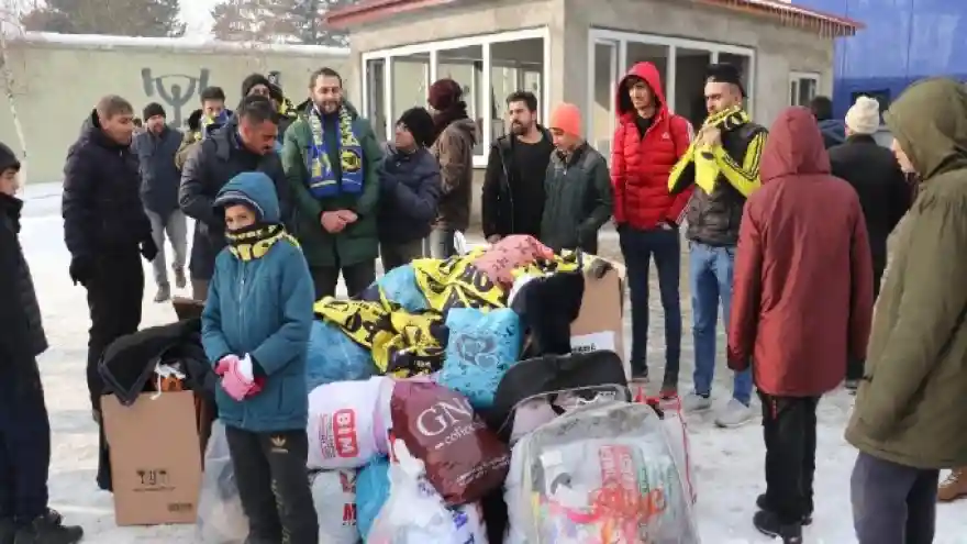 Ağrı Sporlu taraftarlardan Elazığ’a yardım