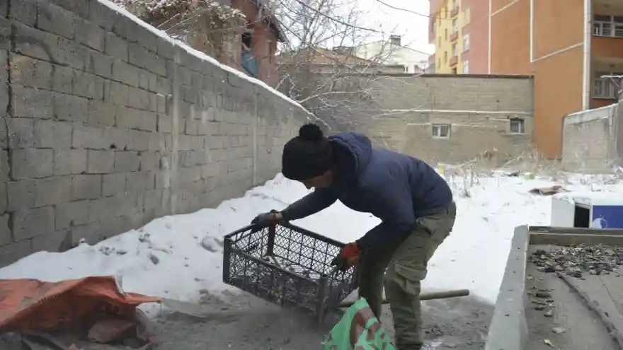 Kömür toplayarak okul masraflarını karşılıyorlar