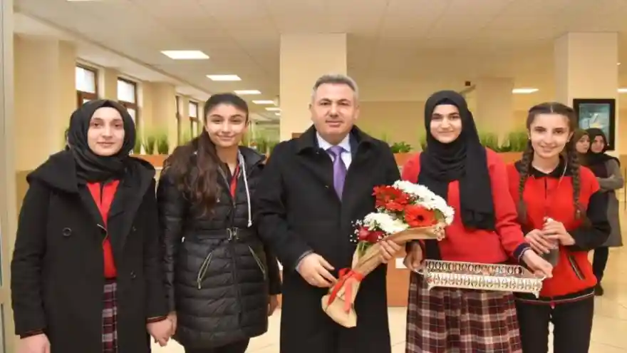 VALİ ELBAN AĞRI’NIN İLK LİSESİ, NACİ GÖKÇE LİSESİ ÖĞRENCİLERİYLE BİRARAYA GELDİ