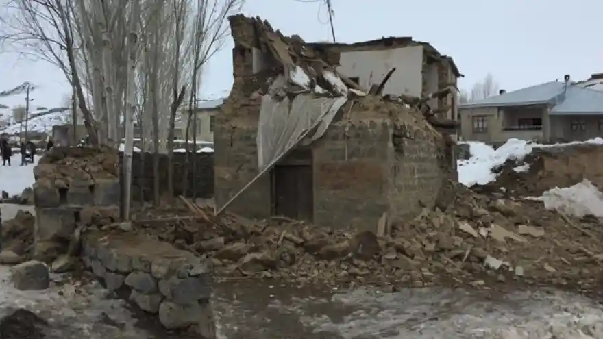 Van'da deprem sonrası yıkılan evler var!