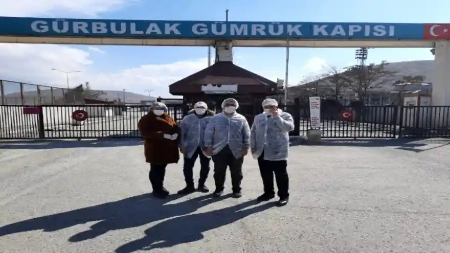 Gürbulak Sınır Kapısı'nda araçlar dezenfekte ediliyor